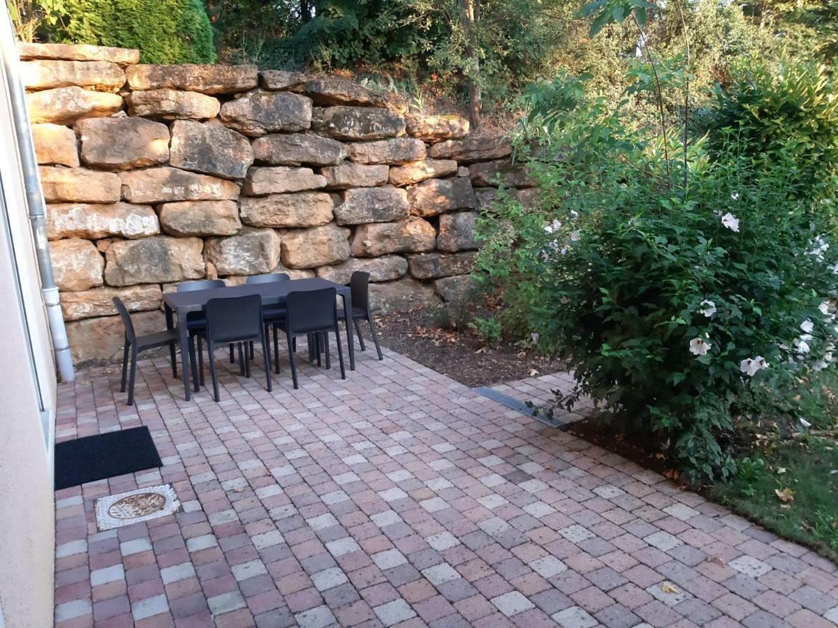 Appartement Dans Propriete Calme En Pleine Nature Charbonnières-les-Bains Exteriör bild